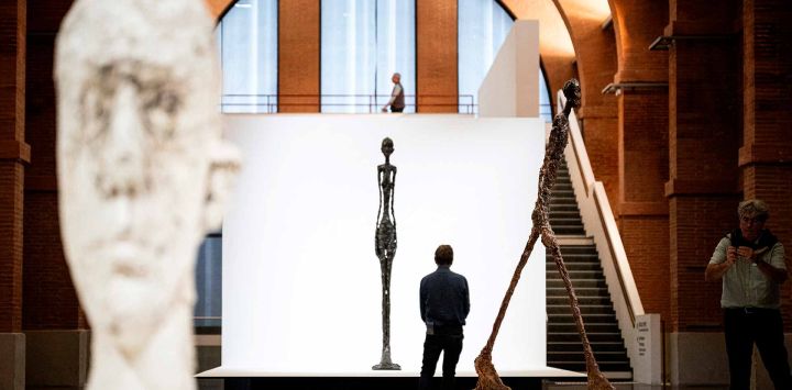 La gente visita la exposición dedicada al fallecido artista suizo Alberto Giacometti, en el museo Abattoirs de Toulouse, suroeste de Francia. Foto de Lionel BONAVENTURE / AFP