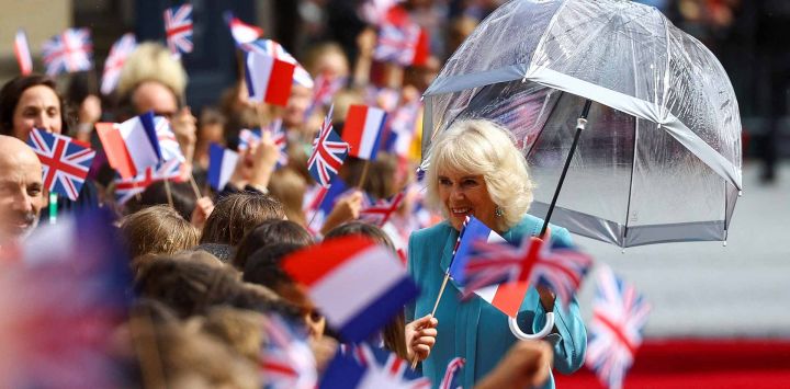 La Reina Camilla de Gran Bretaña se reúne con niños de escuelas locales cuando llega al Hotel de Ville. Estado a Francia en Burdeos. Foto de HANNAH MCKAY / AFP