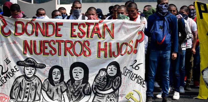 Padres de víctimas y estudiantes de la escuela normal de Ayotzinapa exigen justicia para 43 estudiantes desaparecidos. Foto de Claudio CRUZ/AFP