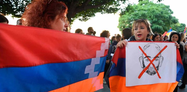 La gente participa en una manifestación antigubernamental en el centro de Ereván. Foto de Karen MINASYAN / AFP  