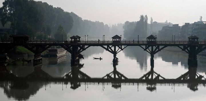 Un hombre rema en un bote en el río Jhelum en Srinagar. Foto de Tauseef MUSTAFA / AFP