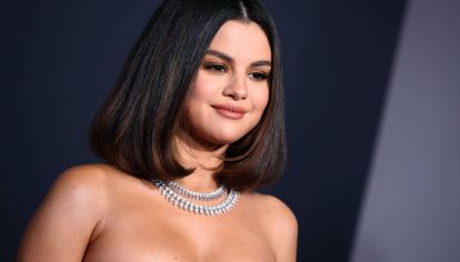 ¿Tenes la cara redonda y buscas el corte de pelo perfecto? Selena Gomez nos muestra cinco opciones que puedes replicar en tu próxima visita al estilista. 