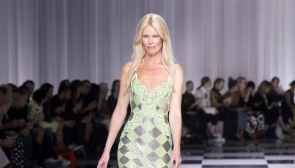 La top model alemana se volvió a vestir con prendas de la firma italiana y aceptó la invitación de su amiga Donatella Versace de participar en el desfile de la nueva colección de la firma. 