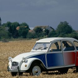 Histórico, icónico y popular: el Citroën 2 CV celebra su 75º aniversario.