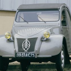 Histórico, icónico y popular: el Citroën 2 CV celebra su 75º aniversario.