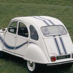 Histórico, icónico y popular: el Citroën 2 CV celebra su 75º aniversario.