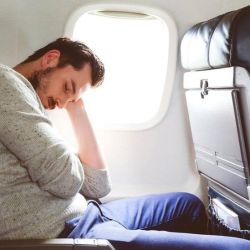 Cómo se recomienda prepararse para descansar en los vuelos de larga distancia | Foto:Getty Images