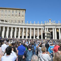 El Papa Francisco se dirige a la multitud desde la ventana del palacio apostólico con vistas a la plaza de San Pedro durante la oración semanal del Ángelus en el Vaticano. | Foto:Tiziana Fabi / AFP