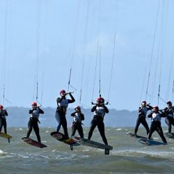 Los competidores compiten durante el último día del Campeonato Europeo de Fórmula Kite 2023, en Portsmouth, sur de Inglaterra. | Foto:JUSTIN TALLIS / AFP