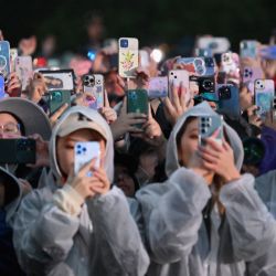 Los fanáticos graban con sus teléfonos mientras el cantante surcoreano Jungkook actúa en el escenario durante el Global Citizen Festival en Central Park en la ciudad de Nueva York. | Foto:ANGELA WEISS / AFP