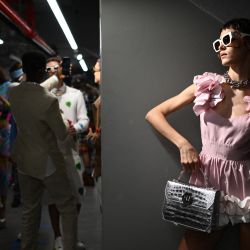 Los modelos posan entre bastidores antes del desfile de Philippe Plein durante la Semana de la Moda de Milán Ropa de mujer Primavera/Verano 2024 en Milán. | Foto:MARCO BERTORELLO / AFP