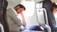 Cómo se recomienda prepararse para descansar en los vuelos de larga distancia.