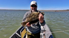 Tanto en la modalidad spinning, con la embarcación anclada, como haciendo trolling con el motor apenas regulando, las respuestas de la especie están.