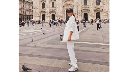 La actriz y conductora española paseó por las calles de Milán y lució un traje blanco con zapatillas deportivas retro, para sumarse a la tendencia relajada el estilo que mezcla lo informal con lo formal. Descubrí esta y otras combinaciones ganadoras. 
