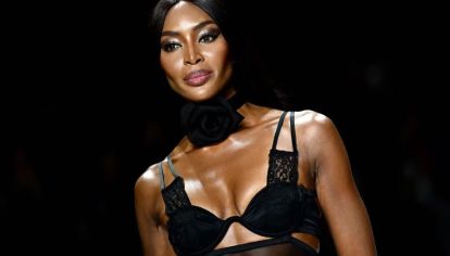 El desfile de Dolce & Gabbana en la Semana de la Moda de Milán fue un espectáculo de elegancia atemporal y opulentas texturas en blanco y negro, la supermodelo Naomi Campbell sorprendió al cerrar la pasarela junto a otras modelos.