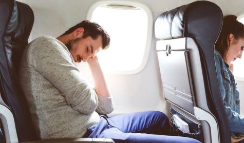 Cómo se recomienda prepararse para descansar en los vuelos de larga distancia.