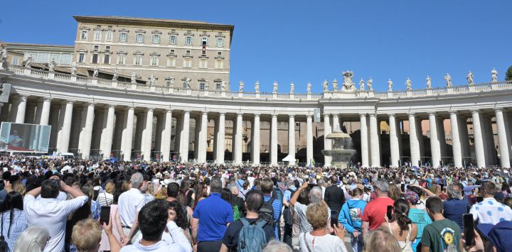 El Papa Francisco se dirige a la multitud desde la ventana del palacio apostólico con vistas a la plaza de San Pedro durante la oración semanal del Ángelus en el Vaticano.