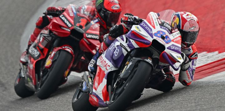 El piloto español de Prima Pramac Racing, Jorge Martín y el piloto italiano del equipo Ducati Lenovo, Francesco Bagnaia, conducen sus motos durante el Gran Premio de MotoGP de la India en el Circuito Internacional Buddh en Greater Noida, en las afueras de Nueva Delhi.