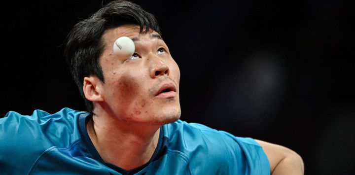 Jang Wooj-in de Corea del Sur sirve contra Noshad Alamiyan Darounkolaei de Irán en su partido de tenis de mesa semifinal por equipos masculino durante los Juegos Asiáticos Hangzhou 2022 en Hangzhou, en la provincia oriental china de Zhejiang.