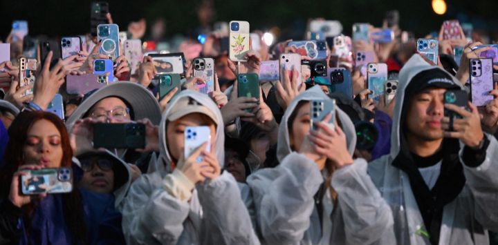 Los fanáticos graban con sus teléfonos mientras el cantante surcoreano Jungkook actúa en el escenario durante el Global Citizen Festival en Central Park en la ciudad de Nueva York.