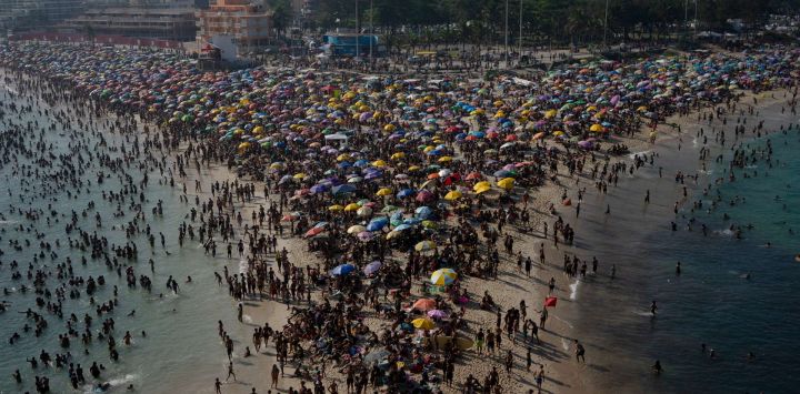 Turistas disfrutan de la playa de Macumba, en la zona oeste de Río de Janeiro, durante una ola de calor que registró 39,9 grados.
