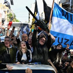 El congresista argentino y candidato presidencial por la Alianza Avanza La Libertad, Javier Milei, agita una motosierra durante un mitin de campaña en San Martín, provincia de Buenos Aires. | Foto:LUIS ROBAYO / AFP