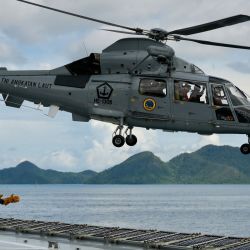 El helicóptero Panther AS565 de Indonesia despega a bordo del barco hospital Radjiman Wedyodiningrat durante el Ejercicio de Solidaridad de la ASEAN Natuna 2023 en aguas de Natuna, en la provincia de las Islas Riau. | Foto:Bahía Ismoyo / AFP