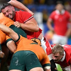 El puntal de Gales, Gareth Thomas, y el ala de Gales, Jac Morgan, compiten en un maul durante el partido del Grupo C de la Copa Mundial de Rugby Francia 2023 entre Gales y Australia en el estadio OL en Decines-Charpieu, cerca de Lyon, sureste de Francia. | Foto:OLIVIER CHASSIGNOLE / AFP