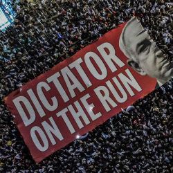 Esta vista aérea muestra a los manifestantes desplegando una pancarta gigante contra el primer ministro israelí, Benjamin Netanyahu, durante una manifestación contra el plan de reforma judicial del gobierno israelí cerca del centro comercial Azrieli en Tel Aviv. | Foto:JACK GUEZ / AFP
