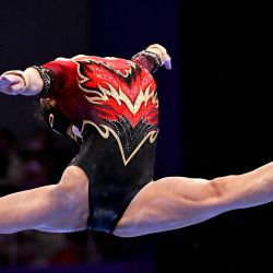 La china Zuo Tong compite en la viga en la final por equipos femeninos de gimnasia artística en los Juegos Asiáticos Hangzhou 2022 en Hangzhou, en la provincia oriental china de Zhejiang. | Foto:William West / AFP