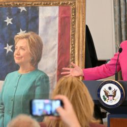 La exsecretaria de Estado Hillary Clinton habla en la inauguración de su retrato, en la Sala Benjamin Franklin del Departamento de Estado de Estados Unidos en Washington, DC. | Foto:MANDEL NGAN / AFP