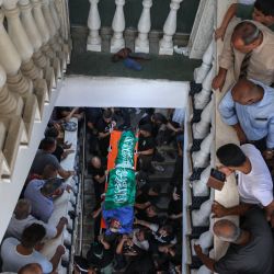 Los dolientes cargan el cuerpo del palestino muerto en una incursión israelí Osaid Abu Ali, de 21 años, durante su funeral en el campo de refugiados de Nur Shams, cerca de la ciudad norteña de Tulkarm, en la ocupada Cisjordania. | Foto:JAAFAR ASHTIYEH / AFP