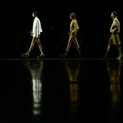 Los modelos caminan por la pasarela del desfile de Gucci durante la Semana de la Moda de Milán Ropa de mujer Primavera/Verano 2024 en Milán. | Foto:GABRIEL BOUYS / AFP