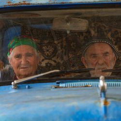 Los refugiados esperan en su coche para cruzar la frontera, saliendo de Karabaj hacia Armenia, en el puesto de control de Lachin. | Foto:EMMANUEL DUNAND / AFP