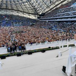 Esta foto tomada y distribuida por The Vatican Media muestra al Papa Francisco saludando a la multitud durante una santa misa en el estadio Velódromo de Marsella, al sur de Francia. | Foto:Folleto / MEDIOS VATICANOS / AFP