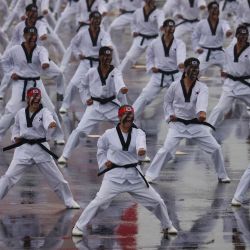 Soldados surcoreanos demuestran sus habilidades de taekwondo durante una ceremonia para conmemorar el 75.º aniversario del Día de las Fuerzas Armadas de Corea en Seongnam. | Foto:KIM HONG-JI / POOL / AFP