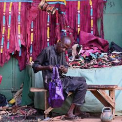 Un artesano termina su trabajo en el centro de artesanía de Niamey, Níger. | Foto:AFP