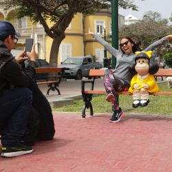 Un hombre toma una fotografía a una mujer mientras posa con una escultura de Mafalda, en el distrito de Barranco, en Lima, Perú. Tanto peruanos como visitantes extranjeros observan con mucho interés y emoción la nueva escultura del personaje de historieta Mafalda, que el pasado 21 de septiembre se convirtió en la octava de su tipo instalada en el mundo, con un lugar en el distrito de Barranco, en el sur de la ciudad de Lima. | Foto:Xinhua/Mariana Bazo