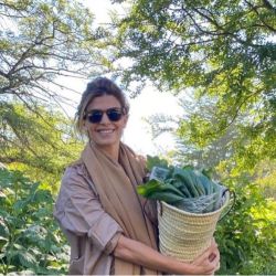 Juliana Awada lleva el look de equitación con denim ideal para campo