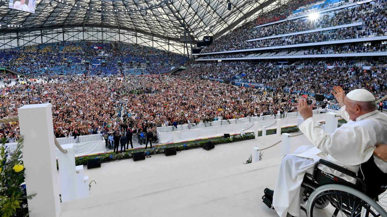 Esta foto tomada y distribuida por The Vatican Media muestra al Papa Francisco saludando a la multitud durante una santa misa en el estadio Velódromo de Marsella, al sur de Francia. | Foto:Folleto / MEDIOS VATICANOS / AFP