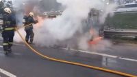 Demoras en la General Paz: se incendió una combi en plena avenida