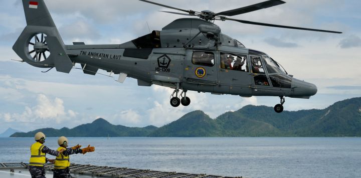 El helicóptero Panther AS565 de Indonesia despega a bordo del barco hospital Radjiman Wedyodiningrat durante el Ejercicio de Solidaridad de la ASEAN Natuna 2023 en aguas de Natuna, en la provincia de las Islas Riau.
