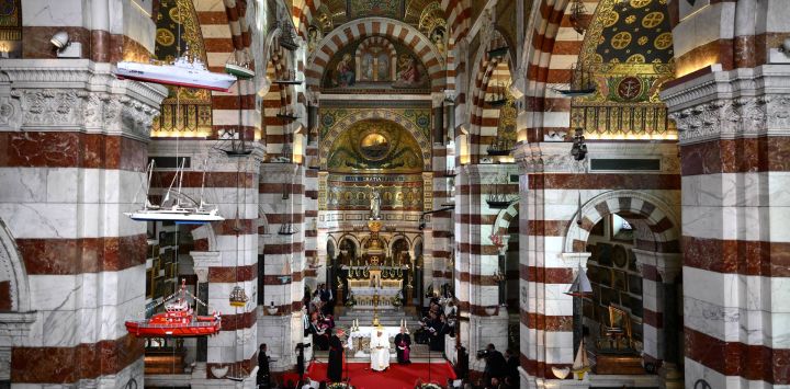 El Papa Francisco participa en una oración con el clero diocesano y los fieles en la Basílica de Notre-Dame de la Garde en Marsella, sur de Francia.