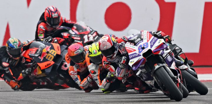 El piloto español de Prima Pramac Racing, Jorge Martín lidera durante el Gran Premio de MotoGP de la India en el Circuito Internacional Buddh en Greater Noida, en las afueras de Nueva Delhi.