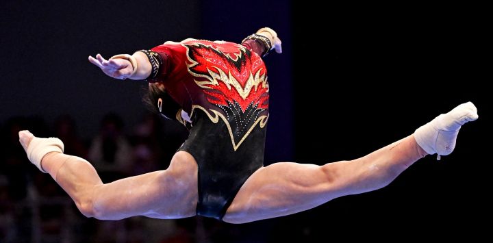 La china Zuo Tong compite en la viga en la final por equipos femeninos de gimnasia artística en los Juegos Asiáticos Hangzhou 2022 en Hangzhou, en la provincia oriental china de Zhejiang.