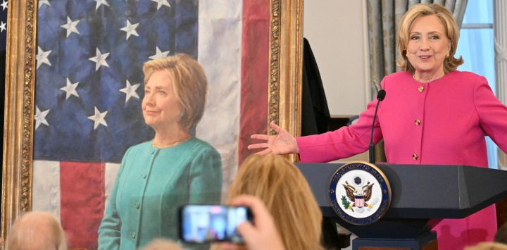La exsecretaria de Estado Hillary Clinton habla en la inauguración de su retrato, en la Sala Benjamin Franklin del Departamento de Estado de Estados Unidos en Washington, DC.