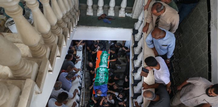 Los dolientes cargan el cuerpo del palestino muerto en una incursión israelí Osaid Abu Ali, de 21 años, durante su funeral en el campo de refugiados de Nur Shams, cerca de la ciudad norteña de Tulkarm, en la ocupada Cisjordania.