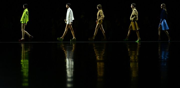Los modelos caminan por la pasarela del desfile de Gucci durante la Semana de la Moda de Milán Ropa de mujer Primavera/Verano 2024 en Milán.