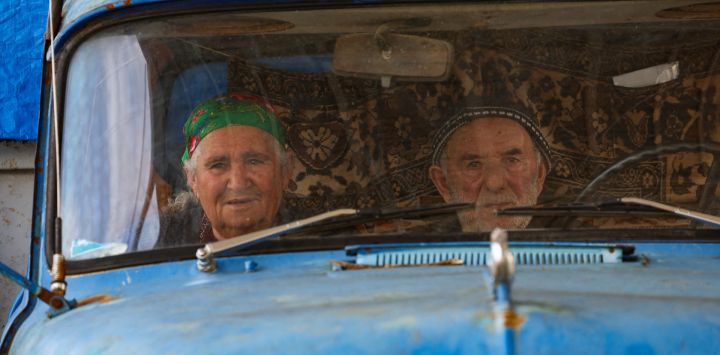Los refugiados esperan en su coche para cruzar la frontera, saliendo de Karabaj hacia Armenia, en el puesto de control de Lachin.