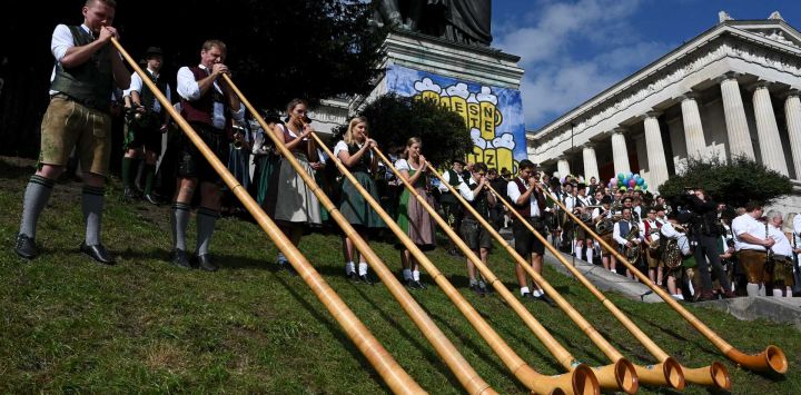 Músicos de trompeta vestidos con los tradicionales Lederhosen (pantalones de cuero) tocan durante el concierto de músicos de latón en el recinto ferial Theresienwiese del festival de la cerveza Oktoberfest en Munich, sur de Alemania.